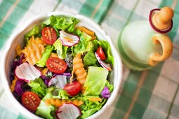 Gemischter Salat mit Tomaten und Radieschen