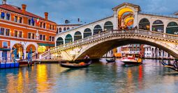 Vorschaubild Bridge of Rialto<br>This bridge is situated in Venice. There are 4 bridges and this is the oldest one. We chose this bridge because there are two parts that join in the middle, forming a little house. That represents the union of both countries.