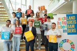 Vorschaubild SDG-Würfel mit Herz und Hand gefertigt (Copyright Foto C. Lorenz)