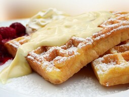 Vorschaubild Leckere Waffeln mit Vanillesauce