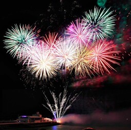 {Bildquelle: https://www.pexels.com/photo/photo-of-fireworks-1387577/}