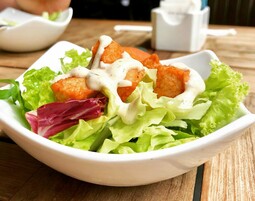 Leichter Salat mit Tofu-Ecken