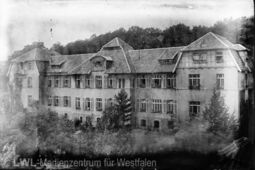 Vorschaubild https://www.lwl.org/marsLWL/scr/1576146239000/234850849v1tv3/05-11841-Slg-Loewenstein-Die-Provinzial-Heilanstalt-Warstein-LWL-Klinik-Warstein.jpg