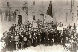 {Bild gemeinfrei: https://en.wikipedia.org/wiki/File:Prvomajska_proslava_vo_Skopje,_1909.jpg}