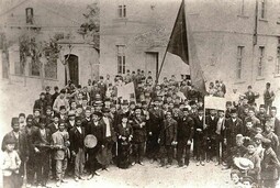 Bild gemeinfrei: https://en.wikipedia.org/wiki/File:Prvomajska_proslava_vo_Skopje,_1909.jpg