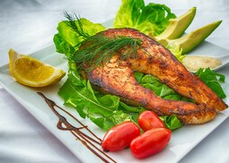 Vorschaubild Lachs mit Salat, Avokado und Tomaten