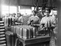 {Bild gemeinfrei: https://commons.wikimedia.org/wiki/File:Women_at_work_during_the_First_World_War_Q27873.jpg}