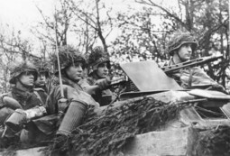 Soldaten der Wehrmacht im Schützenpanzer während der Ardennenoffensive (Dez. 1944)<br>{Bundesarchiv, Bild 183-J28519 / Göttert / CC-BY-SA 3.0}