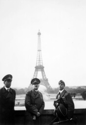 Vorschaubild Adolf Hitler in Paris (1940)<br>{Gemeinfreies Bild: https://en.wikipedia.org/wiki/File:Adolf_Hitler_in_Paris_1940.jpg}