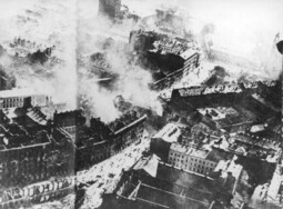 Warschaus Innenstadt brennt nach einem Luftangriff der Luftwaffe<br>{Gemeinfreies Bild: „Burning Warsaw in September 1939“}