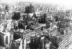 Vorschaubild Die durch Bomben zerstörte Stadt Dresden (1945)<br>{Bundesarchiv, Bild 183-Z0309-310 / G. Beyer / CC-BY-SA 3.0}