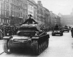 Panzer der Wehrmacht fahren in Prag ein<br>{Gemeinfreies Bild: „Čeština: Německé tanky v Praze 15 March 1939“}