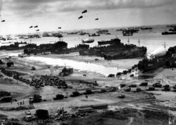 Invasion bei der Normandie (Juni 1944)<br>{Gemeinfreies Bild: „Normandy Invasion, June 1944. Landing ships putting cargo ashore on one of the invasion beaches“}